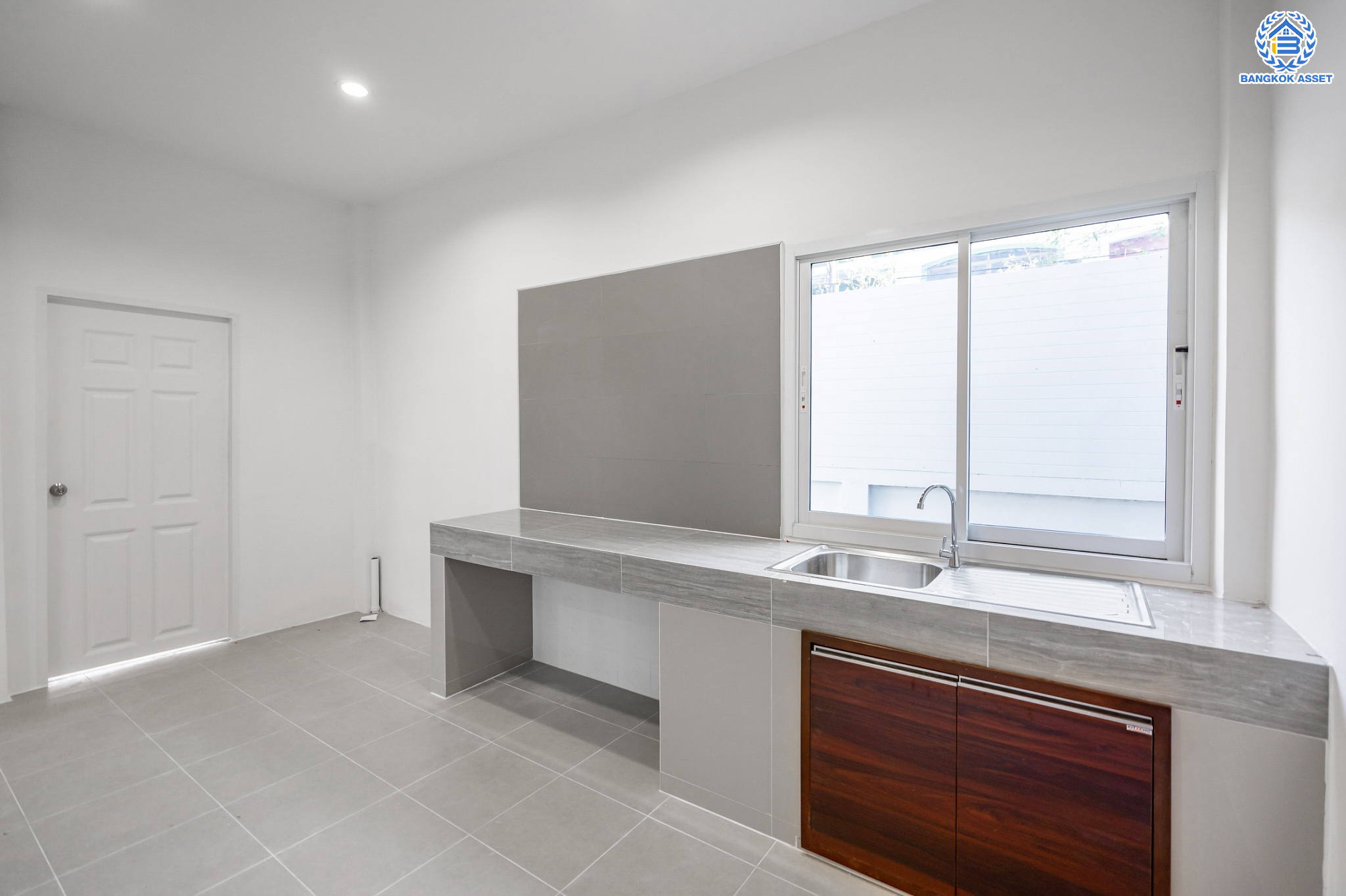 บ้านมือสองตกแต่งใหม่ แบรนด์ LH ม.ชลลดา สายไหม บ้านเดี่ยวหลังใหญ่ เนื้อที่ 61.3 ตร.ว. ฟังก์ชัน 3 ห้องนอน 2 ห้องน้ำ จอดรถได้ 2 ที่จอดรถ พร้อม Facilities ครบครัน บนทำเลเดินทางสะดวก เชื่อมต่อถ.สายไหม, ถ.พหลโยธิน ใกล้รถไฟฟ้าสายสีเขียว "สถานีแยกคปอ."  และทางด่วน "รามอินทรา-วงแหวนรอบนอก"